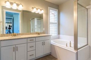 Минимализмът е философия, която все по-често намира своето приложение в интериорния дизайн, особено в банята.