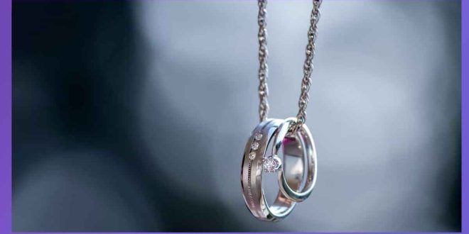 среброто 925 запазва естествения блясък на чистото сребро, но е достатъчно издръжливо за ежедневна употреба – идеално за пръстени, колиета и сребърни обеци.